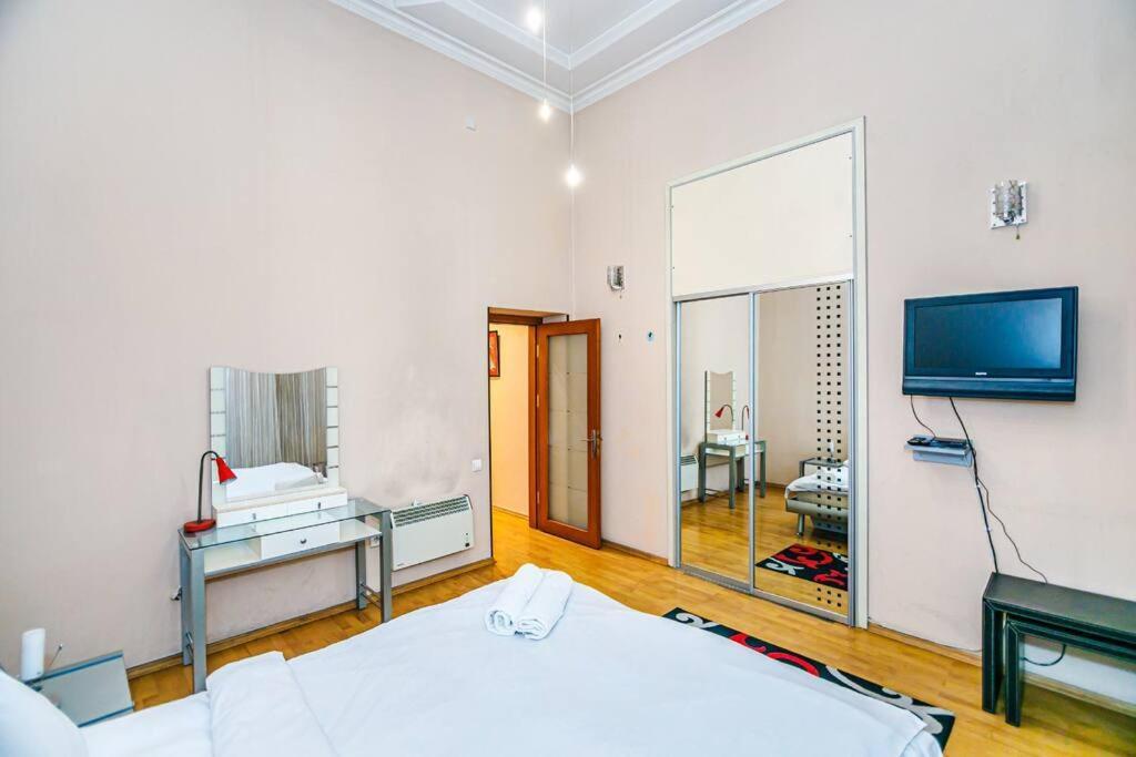 Apartment Azneft Meydani Баку Екстериор снимка