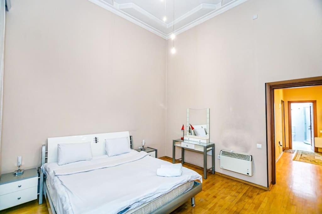 Apartment Azneft Meydani Баку Екстериор снимка